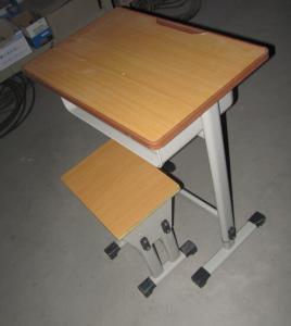 新型课桌椅实物7